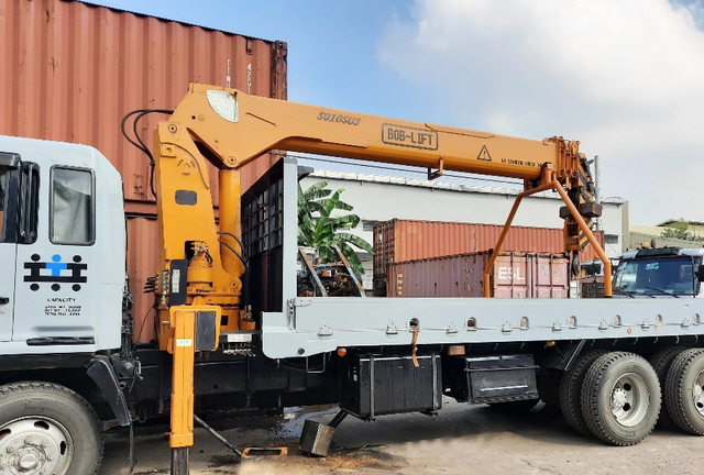 10 Ton Telescopic Boom Truck Mounted Crane.jpg